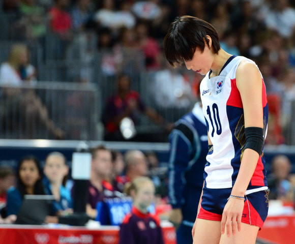 한국 여자 배구의 간판 김연경이 11일(현지시간) 영국 런던 얼스코트에서 열린 런던올림픽 여자 배구 준결승 일본과의 경기에서 0-3으로 패한 뒤 씁쓸한 표정으로 코트를 나서고 있다. 런던 올림픽사진공동취재단