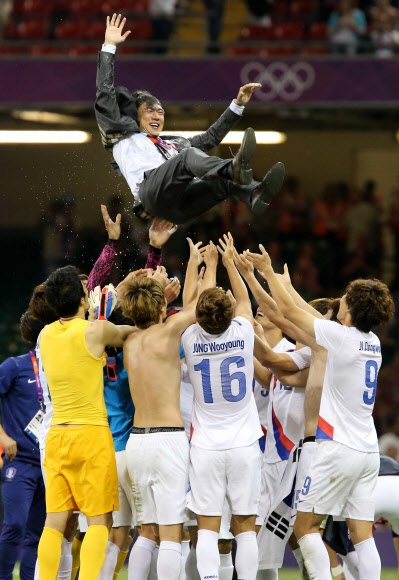 달콤한 헹가래  한국 올림픽축구대표팀이 11일(현지시간) 카디프 밀레니엄경기장에서 열린 일본과의 런던올림픽 남자축구 3, 4위전을 2-0으로 마무리, 올림픽 첫 (동)메달을 따낸 뒤 홍명보 감독을 헹가래치며 승리를 만끽하고 있다.  런던 연합뉴스 