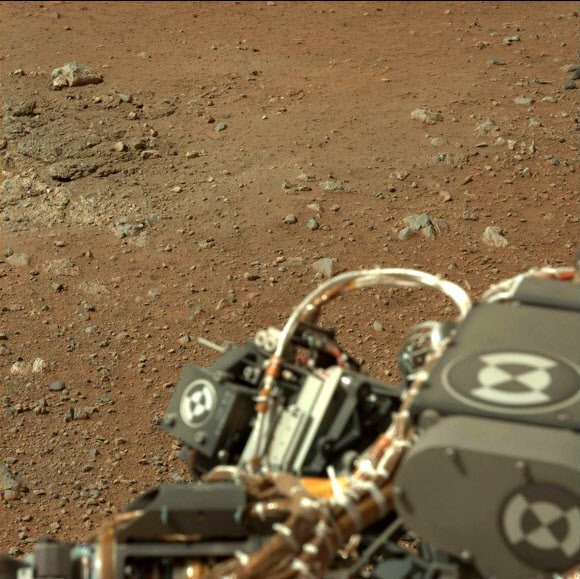 미 항공우주국(NASA)의 화성 탐사로봇 큐리오시티가 지난 5일(현지시간) 화성 표면에 무사히 착륙하면서 인류의 화성 탐사 작업은 더욱 속도를 내게 됐다. 큐리오시티가 주 카메라인 마스트캠으로 찍은 화성 표면. 로봇 동체 앞으로 화성의 거친 지표면이 보인다.  NASA
