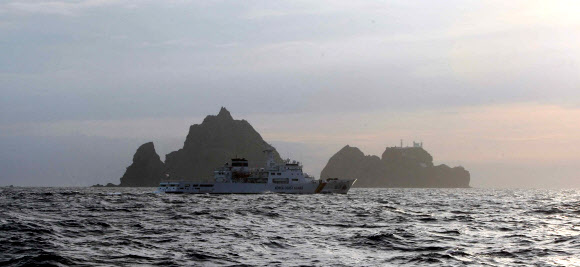 제67주년 광복절을 맞은 15일 우리나라 동쪽 끝 독도 주변을 해경 함정이 경비 하고 있다.  연합뉴스