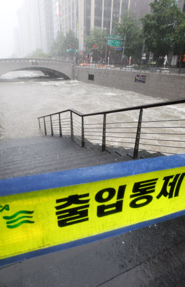 광복절인 15일 서울시 종로구 서린동 일대 청계천 산책로 입구에서 출입통제선이 보이고 있다.  연합뉴스