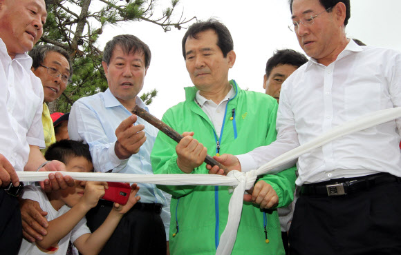 민주통합당 정세균 대선 경선 후보가 광복절인 15일 오전 전남 해남군 황산면 옥매산에서 일제가 민족정기를 끊고자 박은 것으로 보이는 쇠말뚝을 살펴 보고있다. 연합뉴스