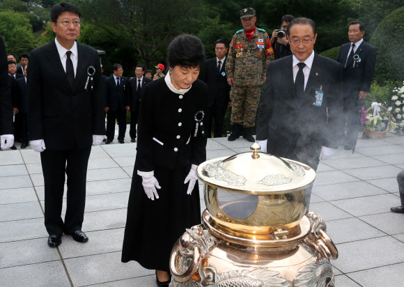 새누리당 대선 경선 주자인 박근혜 전 비대위원장이 15일 오전 동작동 국립서울현충원에서 열린 고 육영수 여사 38주기 추도식에 참석, 동생 지만씨와 함께 분향하고 있다.  연합뉴스