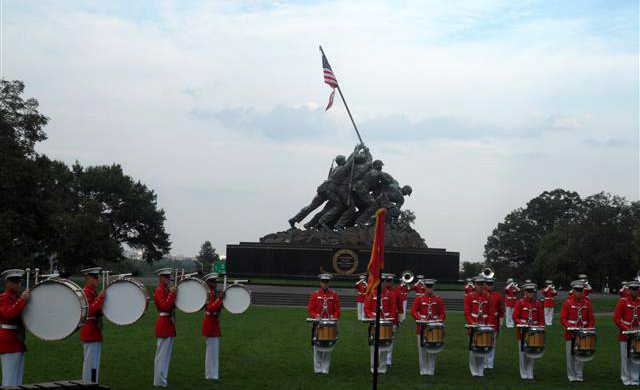 14일(현지시간) 미국 버지니아주 알링턴의 미 해병 전쟁 기념비 앞에서 미 해병 군악대가 선셋 퍼레이드를 선보이고 있다.