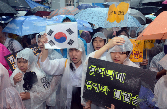 韓 “사죄하라” 폭우 속 분노의 외침