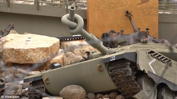 헤즈볼라 테마파크에 헤즈볼라의 공격으로 부숴진 이스라엘의 탱크가 전시돼 있다. 데일리메일 홈페이지