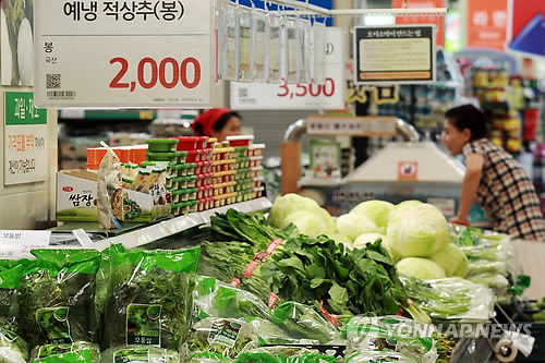 계속되는 폭염에 채소 가격이 폭등하고 있다.   8일 유통업계에 따르면 이례적인 고온 현상이 이어지며 푸른잎 채소를 중심으로 채솟값이 큰 폭으로 오르고 있다. 특히 여름 식탁에 단골로 오르는 시금치와 상추 등 가격이 한 달 전과 비교해 배 가까이 상승했다.   이날 오후 서울시내 한 대형마트에서 판매되는 상추 1봉(150ｇ) 가격이 지난달 1천원에서 두 배 뛴 2천원을 나타내고 있다.