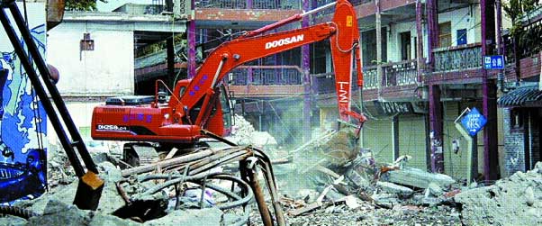 2008년 쓰촨성 대지진 때 무너진 주택가에서 복구 활동을 하고 있는 두산인프라코어 굴착기. 두산인프라코어는 당시 외국 기업으로는 가장 먼저 굴착기 160여대를 지진 현장에 투입했다. 두산인프라코어 제공