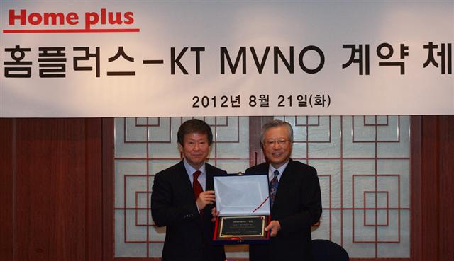 이석채(오른쪽) KT 회장과 이승한 홈플러스 회장이 21일 서울 삼성동 그랜드인터콘티넨탈 호텔에서 알뜰폰 사업을 위한 협정을 체결한 뒤 기념촬영을 하고 있다. KT 제공