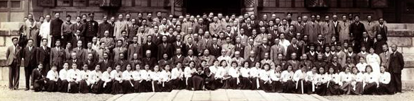 1947년 4월 11일 서울 창덕궁 인정전 앞에서 상하이 임시정부 관계자들이 1919년 같은 날 임시헌법을 선포한 것을 기념해 사진을 찍고 있다. 두 번째줄 왼쪽 아홉 번째가 백범 김구 선생, 열한 번째는 조소앙 선생.   서울신문 포토라이브러리
