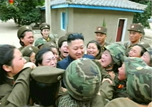 북한 김정은 국방위원회 제1위원장이 북한 동부전선에 있는 여군부대인 인민군 제4302군부대 산하 ‘감나무중대’를 시찰하던 도중 여군들에 둘러싸여 있다. 연합뉴스