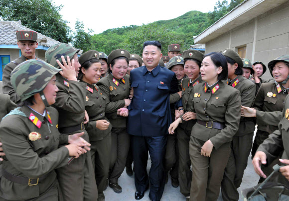 북한 김정은 국방위원회 제1위원장이 북한 동부전선에 있는 여군부대인 인민군 제4302군부대 산하 ‘감나무중대’를 시찰하던 도중 여군들에게 둘러싸여 있다.  연합뉴스