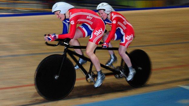 영국 대표로 런던패럴림픽 사이클 탠덤 종목에 출전하는 로라 턴험(오른쪽)과 그녀의 파일럿 피오나 던컨.  영국 BBC 홈페이지 캡처