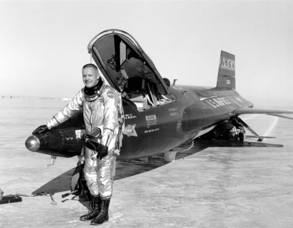 암스트롱이 미국 항공우주국(NASA)에서 시험 비행사로 근무할 당시 초음속 비행기인 X-15 옆에서 포즈를 취하고 있다.  미국 항공우주국(NASA) 제공