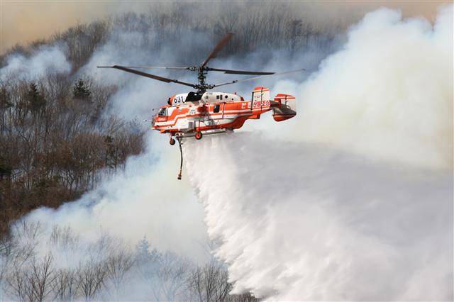 산불 현장에 투입된 산림항공본부 헬기가 물을 뿌려 불을 끄고 있다. 산림항공본부 제공