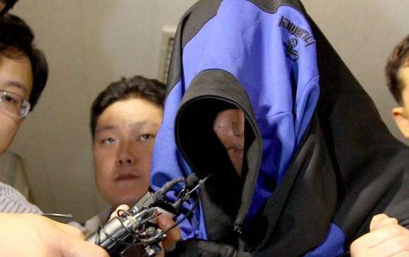 전남 나주에서 7세 여아를 납치해 성폭행한 범인 고모(23)씨가 1일 새벽 나주경찰서에서 조사를 받은 뒤 입감을 위해 고개를 숙인채 이송되고 있다. 연합뉴스