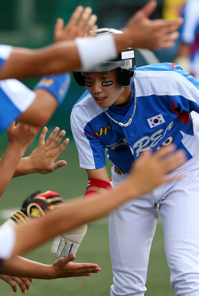 한국대표팀의 유영준이 2일 서울 목동구장에서 열린 제25회 세계청소년야구선수권대회 조별리그 A조 호주와의 3차전 4회 1사 3루 주자로 투수 루이스 소프의 폭투를 틈타 득점한 뒤 동료들의 축하를 받고 있다. 연합뉴스