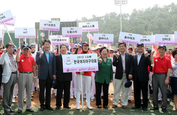 LG전자(대표 구본준)가 후원하는 LG배 한국여자야구대회가 지난 1일 전북 익산야구장에서 개막했다. 이한수(왼쪽 세번째부터) 익산시장, 구본준 LG전자 부회장, 한 선수 건너 김을동 한국여자야구연맹 회장, 야구인 허구연씨 등이 대회 성공을 기원하며 파이팅을 외치고 있다.  LG전자 제공