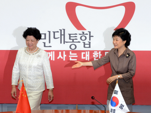 박근혜(오른쪽) 새누리당 대선 후보가 4일 국회 대표최고위원실에서 중국의 여성 지도자인 천즈리 전인대 상무위원회 부위원장에게 자리를 안내하고 있다.  이호정기자 hojeong@seoul.co.kr