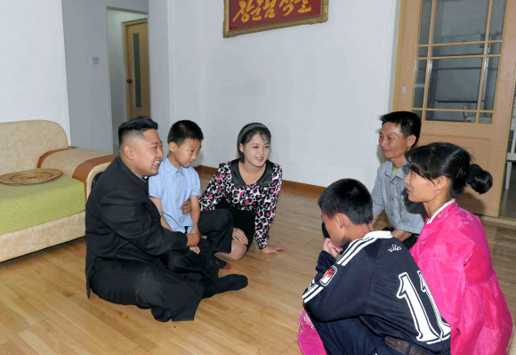 무릎에 어린이 앉힌 김정은   북한 김정은 국방위원회 제1위원장이 부인 리설주와 함께 평양 창전거리 살림집에 입주한 한 노동자의 가정을 방문한 사진이 5일 조선중앙통신에 보도됐다. 사진이 촬영된 날짜는 밝히지 않았다. 연합뉴스 