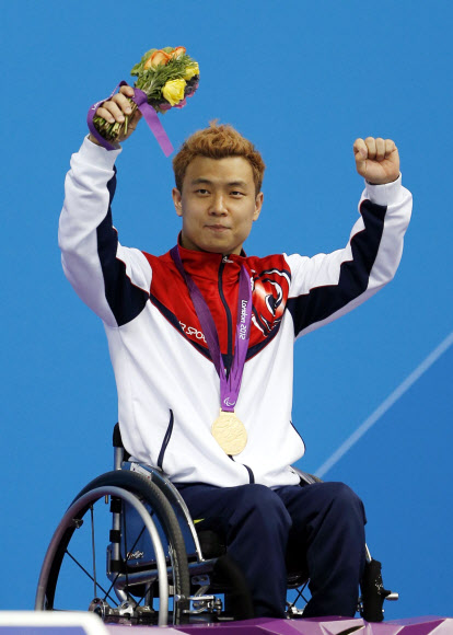 5일 오후(현지시간) 영국 런던 올림픽 파크의 아쿠아틱스 센터에서 열린 2012 런던 패럴림픽 수영 남자 평영 100ｍ SB5(지체장애)에서 금메달을 차지한 임우근이 시상대에 올라 인사하고 있다. 연합뉴스