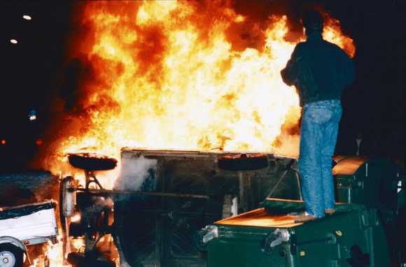 1992년 8월 독일 극우주의자들이 북동부 도시 로스토크의 난민 보호시설에 화염병을 던져 불을 지르고 있다.  슈피겔 홈페이지
