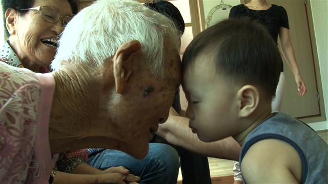 한 세기가 넘도록 잔병치레 없이 살아온 김아기 할머니의 장수의 비결을 알아보는 ‘장수가족 건강의 비밀’.  EBS 제공