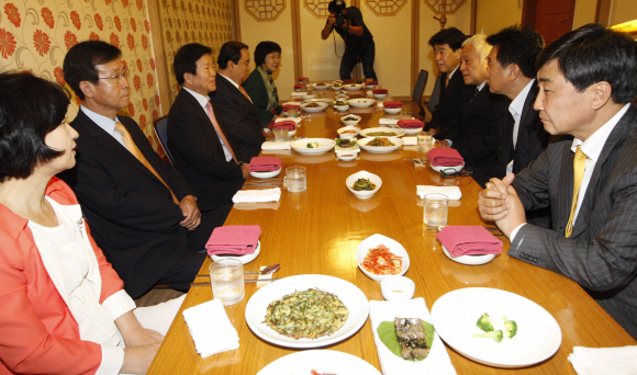 분위기 가라앉은 민주  민주통합당이 대통령 후보 경선장 폭력사태 등으로 내홍을 겪고 있는 가운데 10일 오후 서울 여의도의 한 음식점에서 4선 이상 중진의원 긴급 모임을 갖고 대책을 논의하고 있다. 이호정기자 hojeong@seoul.co.kr