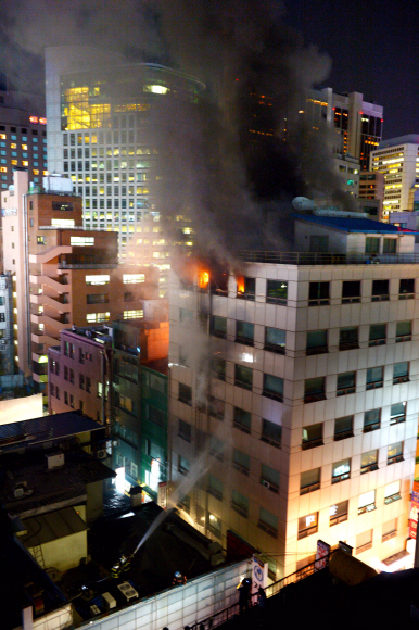 11일 오후 7시쯤 서울 중구 북창동의 한 빌딩 4층에서 불이 나 소방대원들이 화재를 진압하고 있다. 다행히 부상자는 없었으나 퇴근길 교통이 극심한 정체를 빚었다.  이호정기자 hojeong@seoul.co.kr