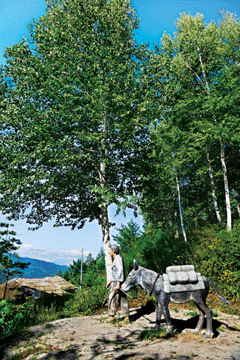 ‘효석 문학의 숲’에선 소설 속 주요 장면들을 재현한 조각상들을 만날 수 있다. 사진은 나귀에 짐을 싣고 장터로 향하는 허 생원의 조각상.