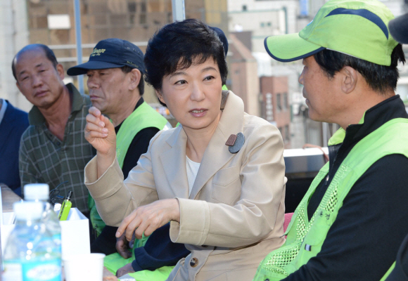 다시 현장 속으로  박근혜 새누리당 대선후보가 14일 서울 중구 필동의 환경미화원 휴게실을 방문해 비정규직 문제에 대해 간담회를 하고 있다. 안주영기자 jya@seoul.co.kr