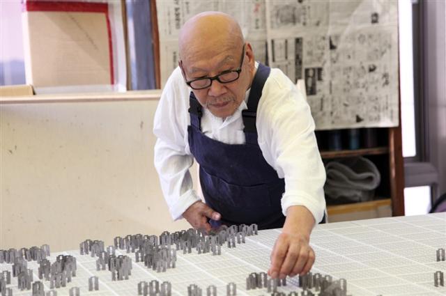 4만개의 면도칼을 이용해 ‘구스타프 말러의 몽유도원도’를 작업 중인 정산 김연식.