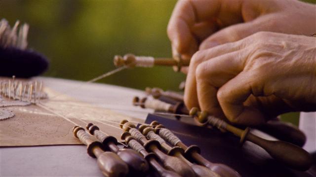 김수자 작가의 영상 작품 ‘실의 궤적 2부’.