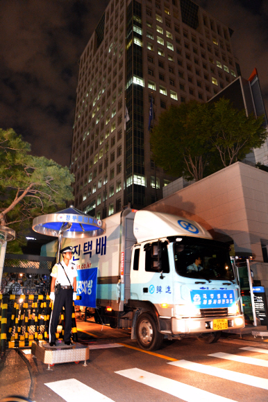 14일 밤 서울 광화문 정부종합청사에서 세종시로 이전하는 국무총리실의 이삿짐을 실은 트럭이 청사를 출발하고 있다. 이언탁기자 utl@seoul.co.kr