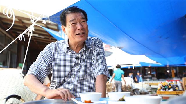 소설가 김주영씨가 자신의 소설인 ‘객주’의 무대가 된 경북 청송의 진보장터를 찾아 시골장터에 얽힌 애환과 추억을 되새기고 있다.