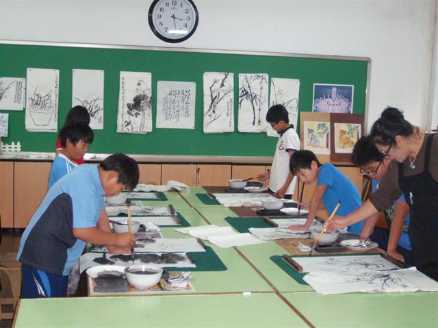 전남 화순초등학교 이서분교 전교생 8명이 지도교사와 함께 문인화 연습을 하고 있다.