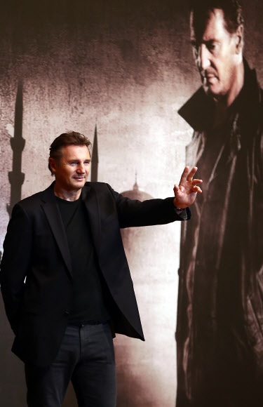 영화 홍보차 한국을 방문한 할리우드 배우 리암 니슨이 17일 오전 서울 남산 그랜드하얏트 호텔에서 열린 영화 ‘테이큰2’ 내한 기자회견에서 취재진을 향해 손을 흔들고 있다.  <br>연합뉴스