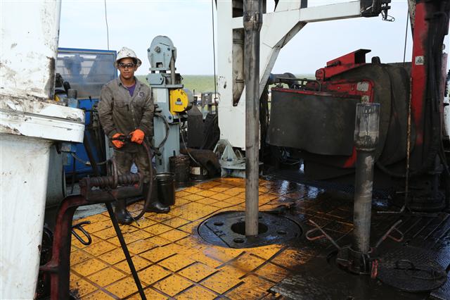 24일(현지시간) 미국의 이글 포드 광구에서 한 직원이 셰일가스 생산을 위해 장비를 점검하고 있다. 한국석유공사 제공  