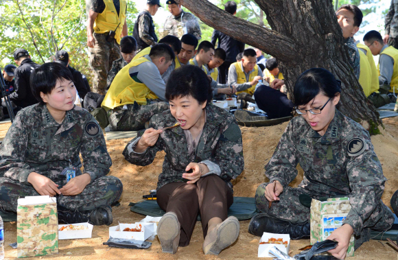 전투식량으로 오찬   박근혜 새누리당 대선 후보가 25일 강원 양구군의 유해 발굴 현장을 방문한 뒤 21사단 여군들과 함께 전투식량으로 오찬을 하고 있다.  사진공동취재단 