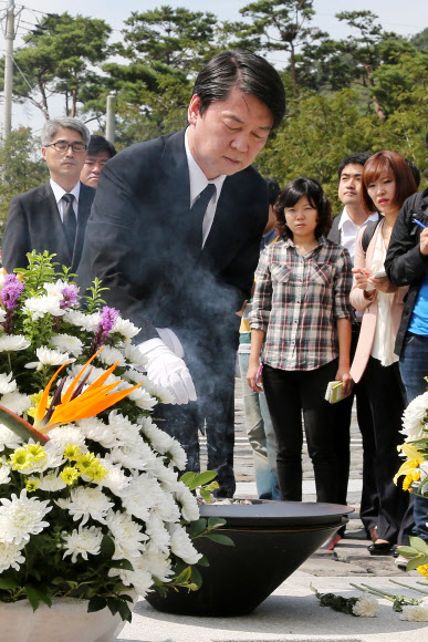 안철수 무소속 대선후보가 26일 오후 경남 김해 봉하마을을 찾아 노무현 전 대통령의 묘역에서 분향하고 있다.  봉하 연합뉴스 