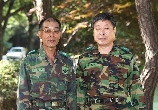 30여년간 예비군 향방소대장직을 맡아 온 강성호(왼쪽)씨와 김영창씨가 25일 육군 수도방위사령부 경내에서 기념 촬영을 하고 있다. 육군 제공