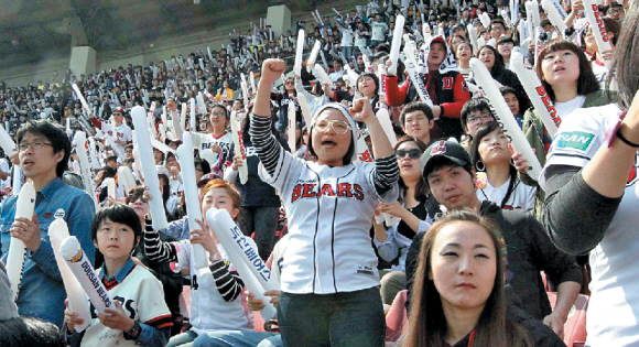 2012 프로야구가 지난해 작성한 한 시즌 최다 관중 기록을 지난 25일 또다시 경신한 것은 여성과 가족팬을 겨냥한 스포테인먼트 전략이 주효한 결과다. 지난해 4월 촬영한 잠실 관중석에는 야구의 매력에 푹 빠진 여성팬들의 모습이 여기저기 눈에 띈다. 서울신문 포토라이브러리