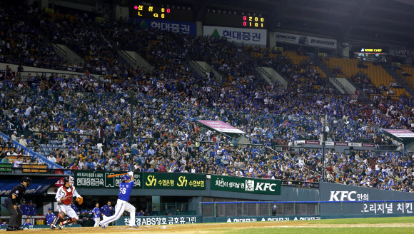 2일 프로야구 LG와 삼성의 경기가 열리고 있는 잠실구장. 한국야구위원회(KBO)는 이날 잠실·목동·대전·군산 등 4개 구장에서 4만 7175명이 입장, 올 시즌 누적 관중 700만명을 돌파했다고 밝혔다.  연합뉴스