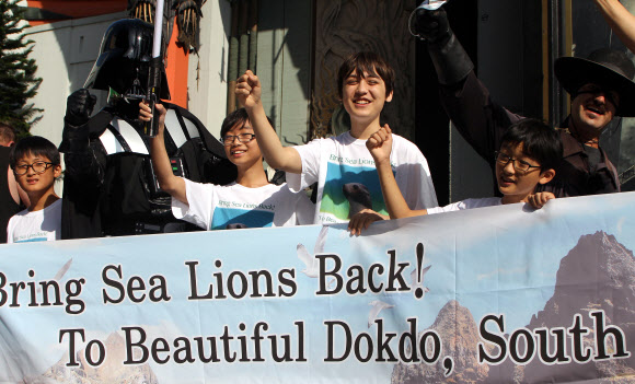 청소년 환경운동가 조너선 리(오른쪽 세 번째)가 4일(현지시간) 미국 로스앤젤레스 할리우드 거리에서 일제강점기 때 일본 어부의 남획으로 멸종한 독도 바다사자 복원을 위한 거리 캠페인을 벌이고 있다.  로스앤젤레스 연합뉴스