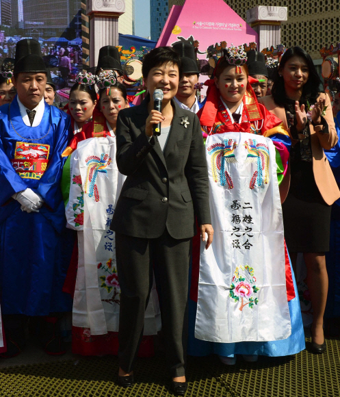 朴, 다문화 부부와 함께  박근혜(왼쪽) 새누리당 대선 후보가 7일 서울광장에서 열린 ‘다문화 가정의 날’ 행사에서 전통 혼례를 치른 다문화 부부들에게 인사말을 하고 있다. 사진공동취재단