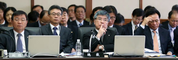 김중수(오른쪽 두번째) 한국은행 총재가 9일 한은에서 열린 국회 기재위의 국정감사에서 여야가 재벌총수의 증인채택 문제로 공방을 이어가자 생각에 잠겨 있다.  연합뉴스