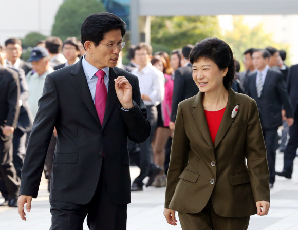 새누리당 박근혜 대선 후보가 10일 오후 경기도청을 방문, 김문수 지사와 대화를 나누며 꿈나무안심학교로 걸어가고 있다. 연합뉴스