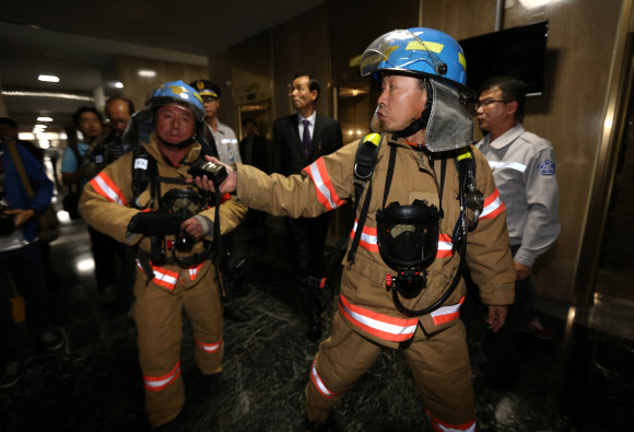 14일 오후 화재가 발생한 세종로 정부중앙청사에서 소방대원들이 현장으로 향하고 있다. 연합뉴스