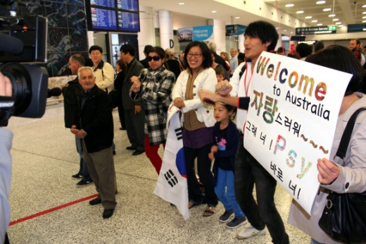 16일 오전 호주 시드니 국제공항에서 70여명의 팬과 취재진이 싸이가 도착하기를 기다리고 있다.<br>연합뉴스