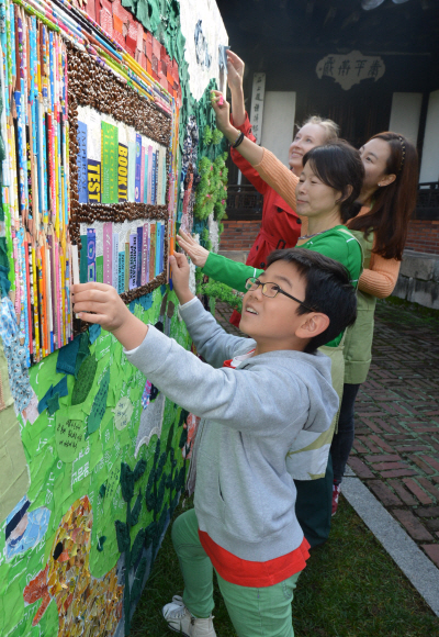 17일 오전 서울 종로구 안국동 윤보선 고택에서 열린 ‘아름다운가게 창립 10주년 행사’에 참석한 시민들이 헌 옷과 잡화 등을 활용해 네팔의 ‘아름다운 도서관’을 재현한 콜라주 작품을 만들고 있다. ‘아름다운 도서관’은 네팔의 어린이들을 지원하기 위해 아름다운가게가 기부금을 모아 설립한 도서관이다.  박지환기자 popocar@seoul.co.kr